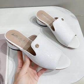 Mule Elegante Em Couro Texturizado com Salto Bloco Baixo / Um Toque de Glamour para Mulheres Modernas!