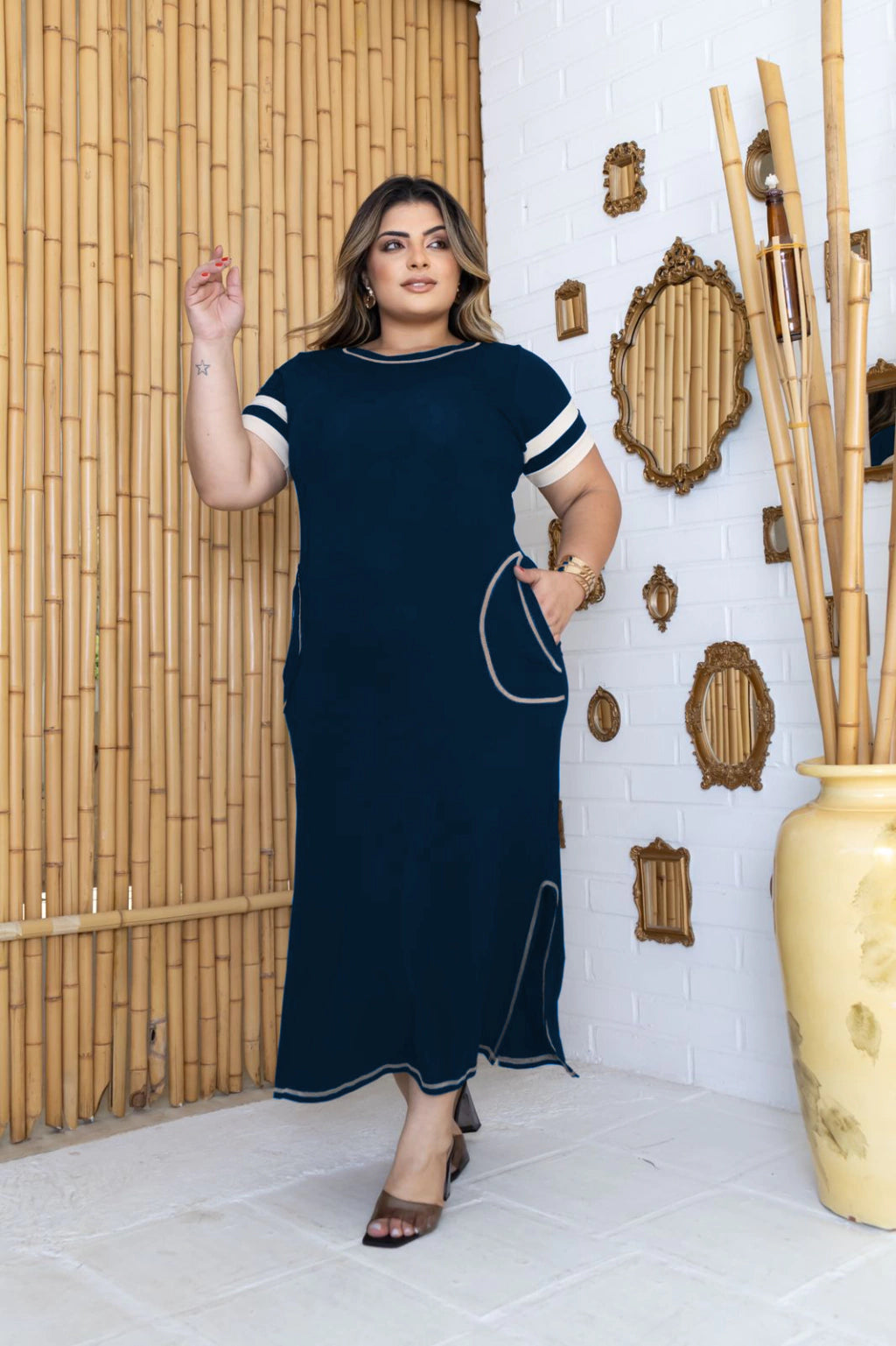 Vestido Longo Charlote - Manga Duas Cores com Fenda e Bolsos Laterais
